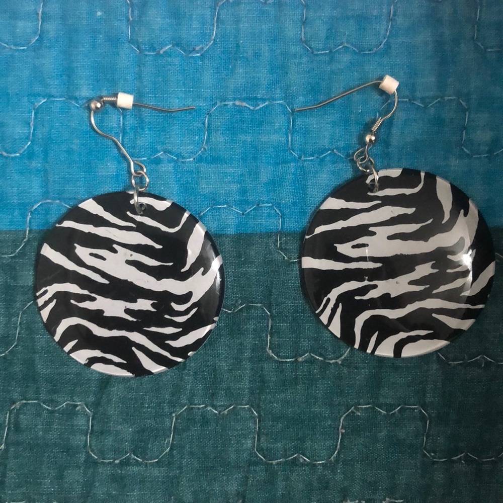 Animal print dangling earrings 🖤